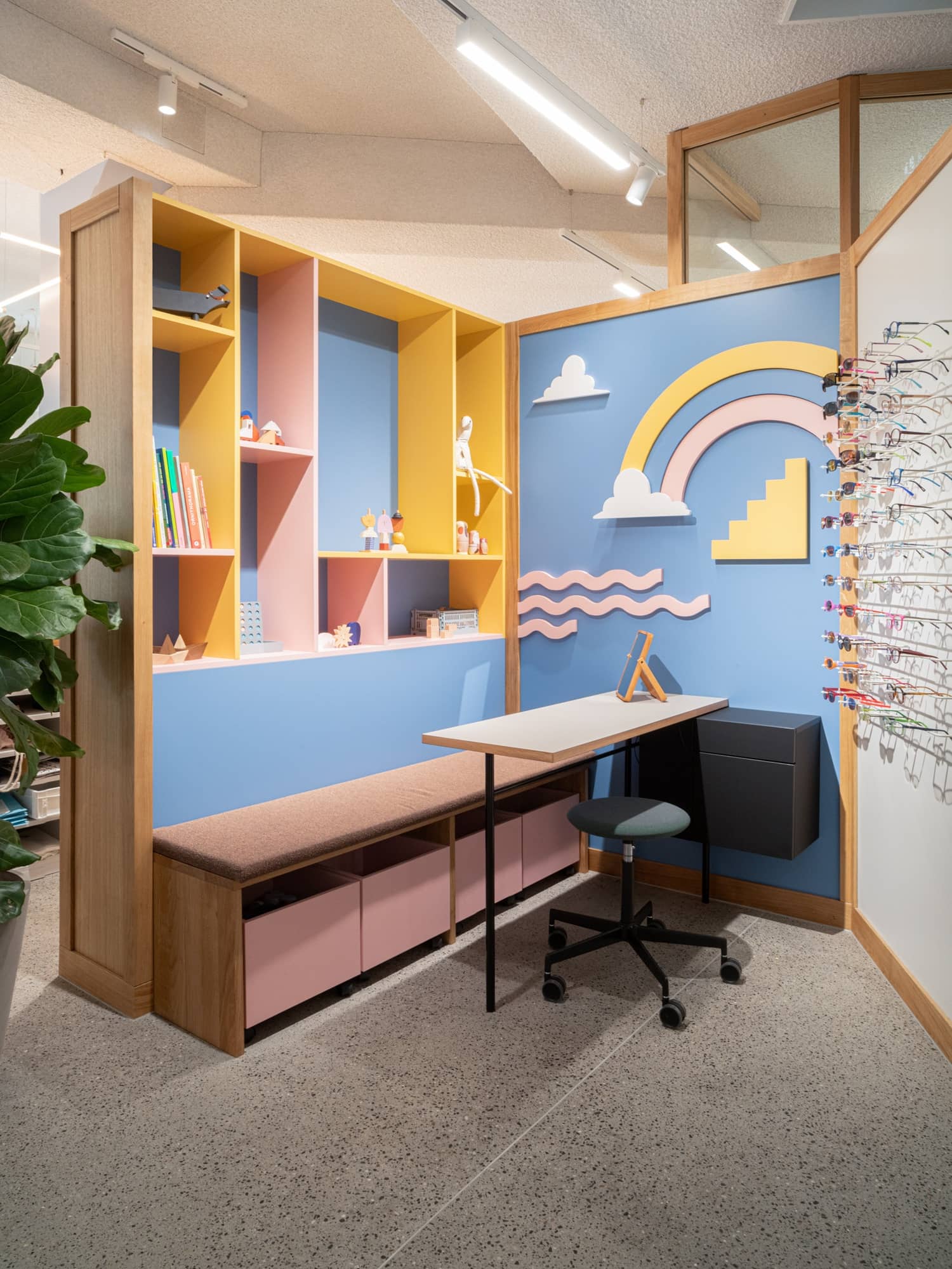 Eine kindlich eingerichtete Ecke in einem Optikergesch&auml;ft, in welchem Kinderbringen im Regal stehen